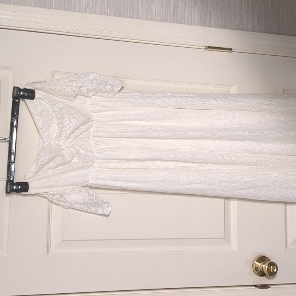 ✨NWOT Strapless Lace design White dress